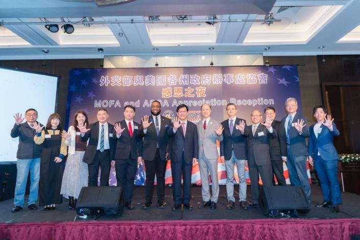 圖說四：外交部長林佳龍（右七）與聖克里斯多福及尼維斯聯邦駐台大使范東亞（H.E. Ambassador Donya Lynex Francis，左六）、美國各州政府辦事處協會會長嚴樹芬（右六）及公協會代表合影。