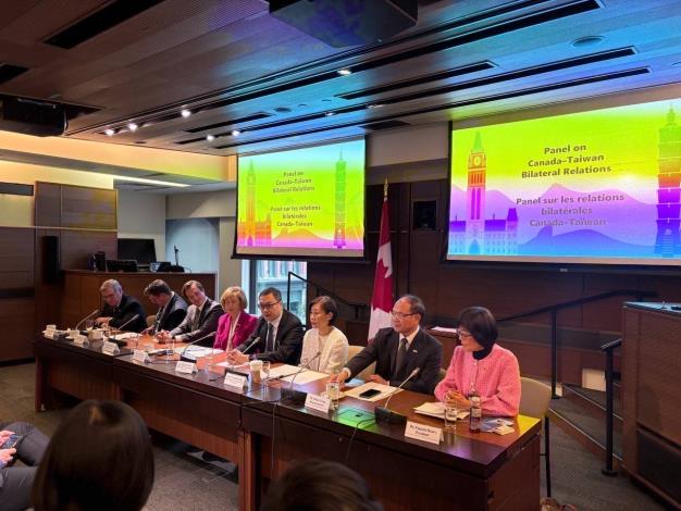 圖說一：外交部政務次長陳明祺（右四）出席台加政經座談餐會並擔任與談人。