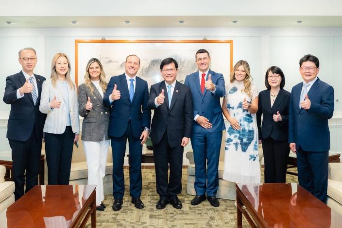 圖說二：外交部長林佳龍（中）與哥倫比亞參議院外委會主席希拉多（Óscar Mauricio Giraldo Hernández，左四）及眾議院外委會主席隆多紐（Álvaro Mauricio Londoño Lugo，右四）等與會貴賓合影。