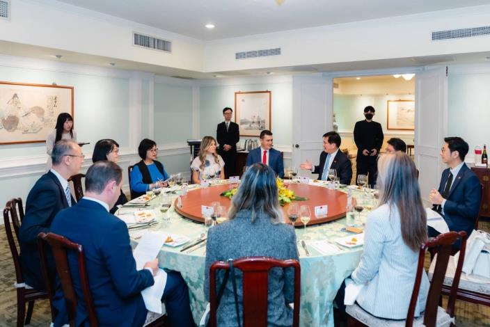 圖說一：外交部長林佳龍晚宴歡迎哥倫比亞參議院外委會主席希拉多（Óscar Mauricio Giraldo Hernández）伉儷及眾議院外委會主席隆多紐（Álvaro Mauricio Londoño Lugo）伉儷。