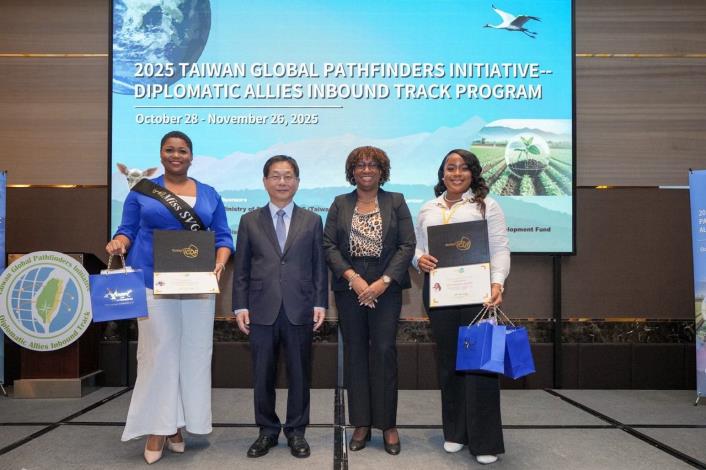 圖說二：外交部常務次長葛葆萱（左二）頒發聖文森及格瑞那丁學員結業證書，並與外交使節團團長聖文森及格瑞那丁大使柏安卓（Andrea Clare Bowman，右二）及學員合影。