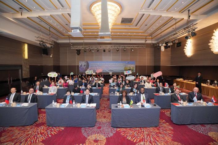 圖說四：外交部常務次長葛葆萱與本次來台青年及全體與會嘉賓大合照。