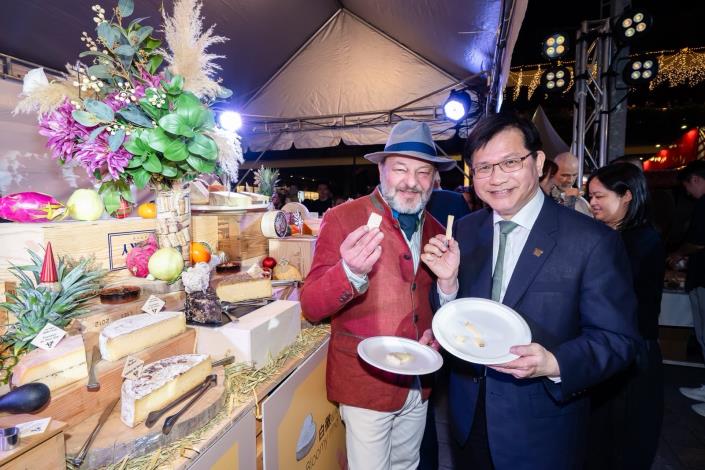 圖說三：外交部長林佳龍（右）與台灣法國人協會會長雷多明（Dominique Levy）（左）共同品嚐起司拼盤。
