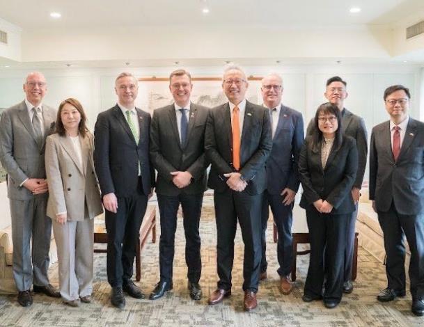 圖說一：外交部政務次長吳志中與丹麥國會議員訪問團合影。