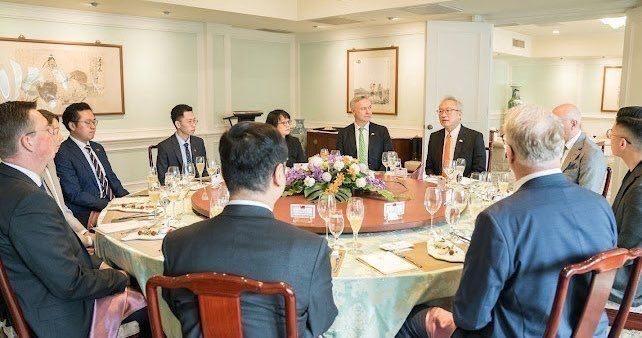 圖說二：外交部政務次長吳志中午宴丹麥國會議員訪問團。