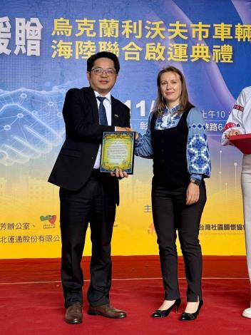 圖說二：外交部歐洲司副司長陳明杰代表出席典禮及接受烏克蘭利沃夫市政機構及烏克蘭福爾摩沙友好協會感謝狀。