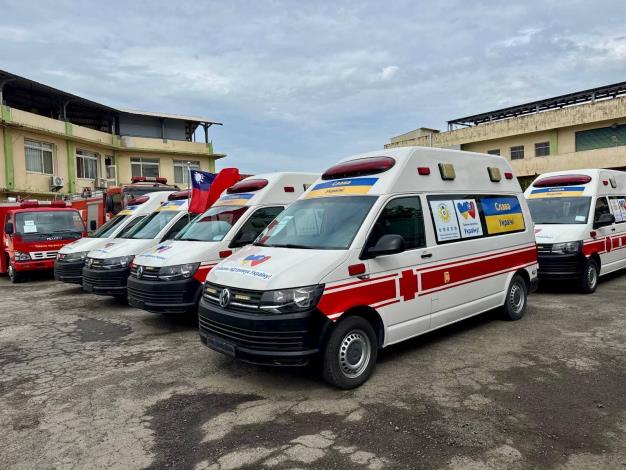 圖說五：啟運的救災救護車輛均塗裝「台灣挺自由」及「台灣支持烏克蘭」標語。