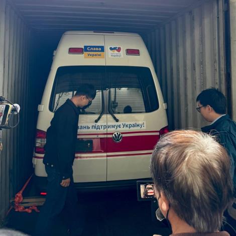 圖說六：內政部警政署保安警察第三總隊現場進行救災救護車輛裝櫃安全檢查。