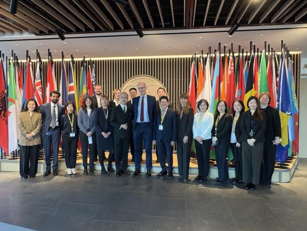 圖說一：我國出席「捐助國日」會議代表團與歐銀官員在倫敦總部合影（左六：我國駐英國代表姚金祥大使。右七：財團法人國際合作發展基金會秘書長黃玉霖。右五：外交部國際組織司副司長張芝颯。左七：歐銀副總裁Mark Bowman。左四：影響暨捐助夥伴關係總處長Nadia Petkova。左五：捐助夥伴關係處長Camilla Otto）。