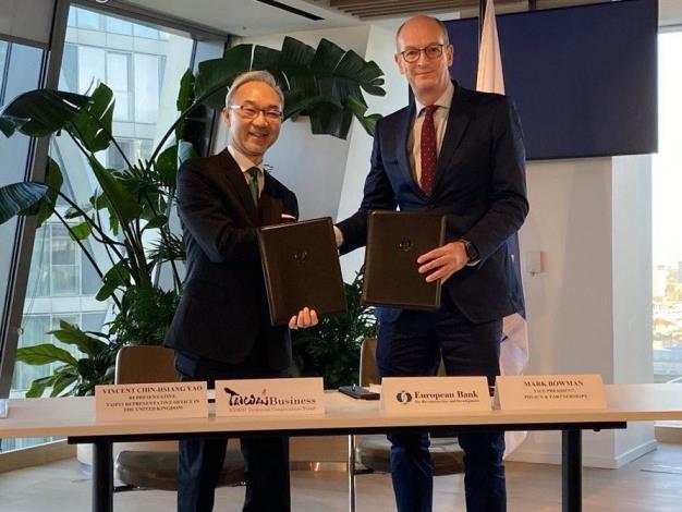 圖說二：我國駐英國代表姚金祥大使與歐銀副總裁Mark Bowman簽署「非洲撒哈拉沙漠以南地區合作意向函」。