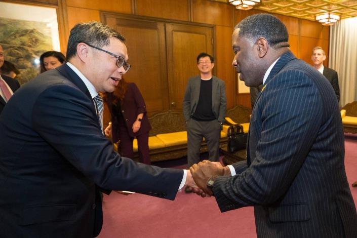 圖說二：外交部政務次長陳明祺向美國「全美州議會聯合會」（NCSL）會長暨伊利諾州眾議員Marcus Evans握手致意。