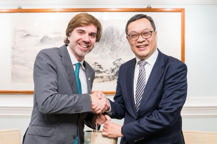 圖說二：外交部政務次長陳明祺致贈葡萄牙跨黨派國會議員訪問團團長艾爾梅達（João Pinho de Almeida）台灣特產威士忌。