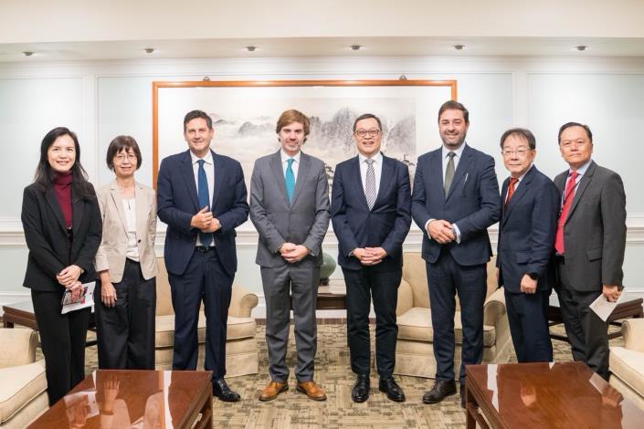 圖說一：外交部政務次長陳明祺（右四）與晚宴貴賓合影。