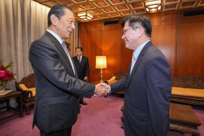 圖說一：外交部長林佳龍（右）歡迎「日本台灣交流協會」會長隅修三（左）。