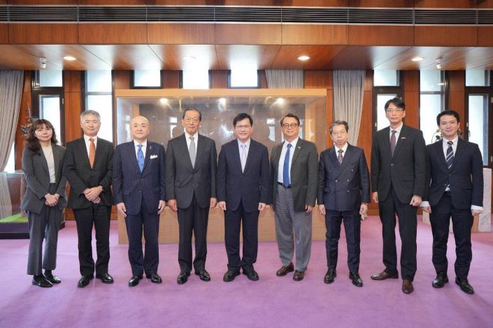 圖說三：外交部長林佳龍（中）與「日本台灣交流協會」會長隅修三（左四）一行合影。