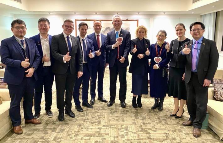 圖說三： 外交部政務次長吳志中與德國黑森邦議會友台小組跨黨派議員訪問團合影。