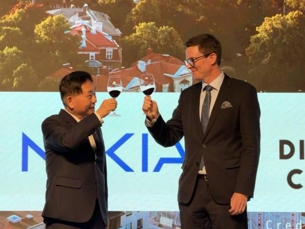 圖說二：外交部常務次長葛葆萱與芬蘭商務辦事處代表羅瑞（Lauri Raunio）相互舉杯致意。