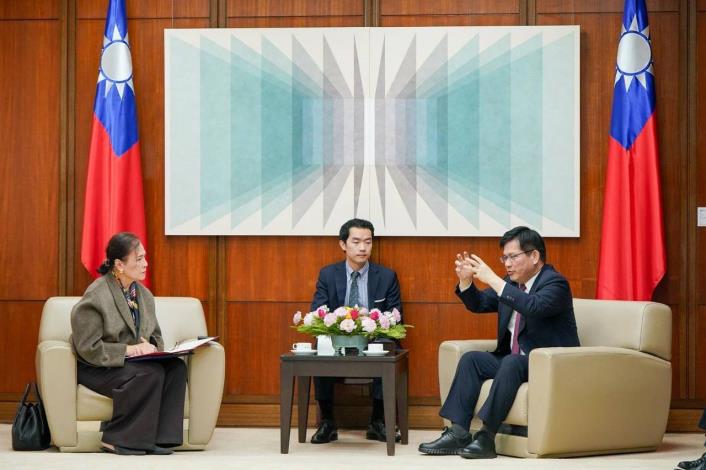 圖二：外交部長林佳龍與新任主席暨駐台代表彭科蓉（Corazon A. Padiernos）交談情形。
