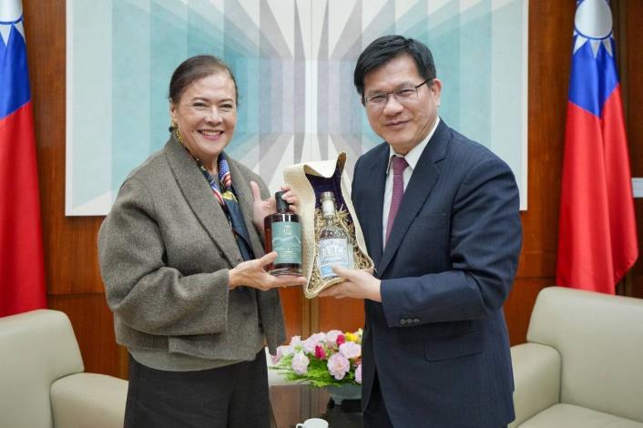 圖一：外交部長林佳龍與新任主席暨駐台代表彭科蓉（Corazon A. Padiernos）互贈對方包含台、菲意象的禮品，象徵兩國友好情誼。