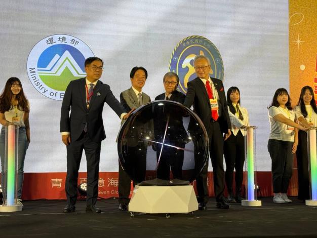 圖說二：賴清德總統（左二）與教育部部長鄭英耀（右二）、環境部部長彭啟明（左一）及外交部政務次長吳志中（右一）進行旗艦計畫傳承儀式。