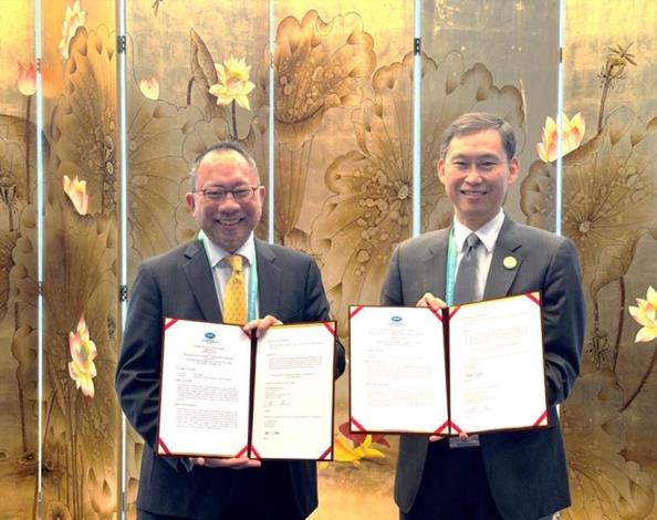 圖說：外交部國際組織司司長孫儉元（右）與亞太經濟合作（APEC）秘書處執行長佩德羅薩（Eduardo Pedrosa，左）在中國深圳舉行的「非正式資深官員會議」（ISOM）期間簽署捐助備忘錄（MOU）。