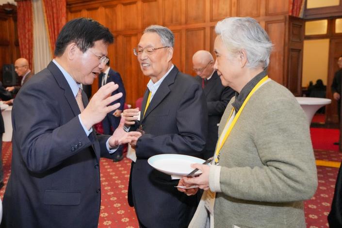 圖說四：外交部長林佳龍於酒會與貴賓寒暄致意。