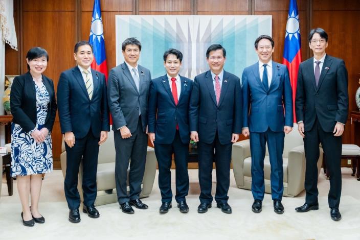 圖說三：外交部長林佳龍（右三）與「日本參議院TY會台灣訪問團」合影。
