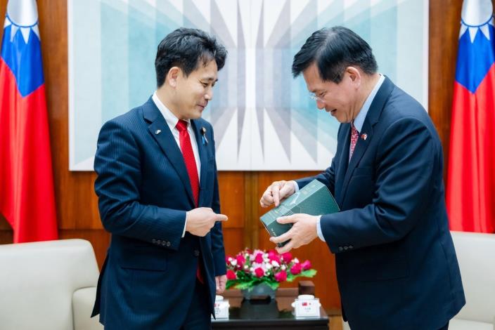 圖說二：外交部長林佳龍致贈「玉山單一麥芽威士忌」予瀧波宏文議員。