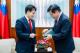 圖說二：外交部長林佳龍致贈「玉山單一麥芽威士忌」予瀧波宏文議員。