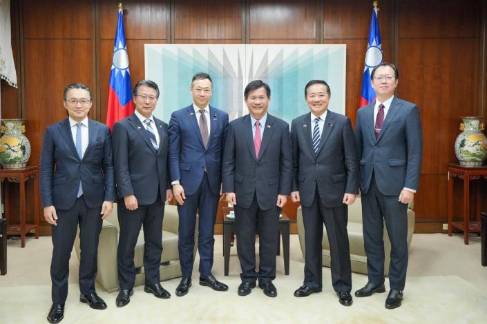 圖說四：外交部長林佳龍（右三）與日本前法務大臣鈴木馨祐眾議員（左三）、前首相補佐官長島昭久眾議員（右二）、前法務大臣政務官神田潤一眾議員（左二）及與會貴賓合影。