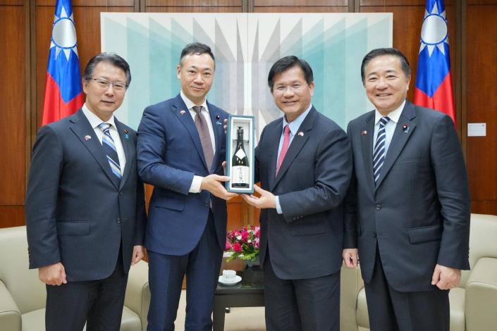 圖說三：日本前法務大臣鈴木馨祐眾議員（左二）、前首相補佐官長島昭久眾議員（右一）及前法務大臣政務官神田潤一眾議員（左一）致贈外交部長林佳龍（右二）日本清酒禮盒。