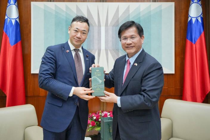 圖說二：外交部長林佳龍（右）致贈日本前法務大臣鈴木馨祐眾議員（左）外交部玉山威士忌禮盒。
