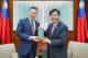 圖說二:外交部長林佳龍(右)致贈日本前法務大臣鈴木馨祐眾議員(左)外交部玉山威士忌禮盒。