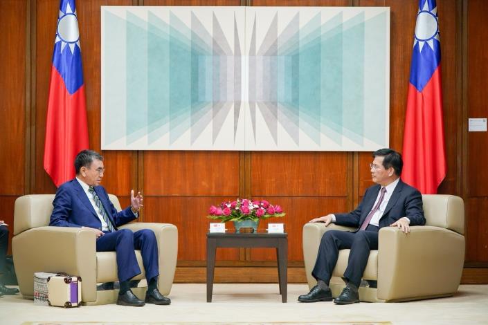 圖說一：外交部長林佳龍（右）與河野太郎眾議員（左）一行交換意見。