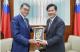 圖說三:外交部長林佳龍致贈「一眼看台灣」予河野太郎眾議員。