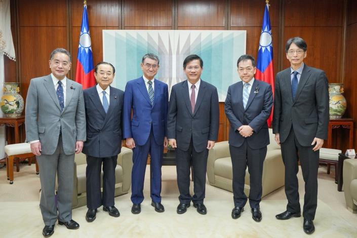 圖說二：外交部長林佳龍（右三）與河野太郎眾議員一行合影。