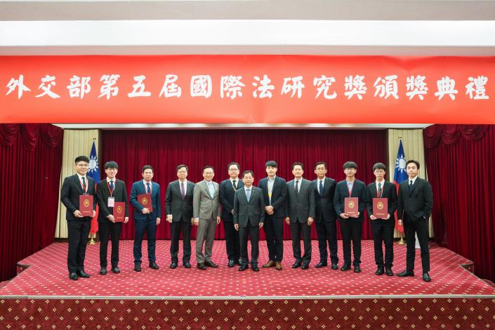 圖說二：頒獎典禮合照（由左至右依序為臺灣大學蔡元騰同學、臺灣大學歐陽碩謙同學、政治大學連浩鈞同學、歐洲司司長黃鈞耀、亞太司司長林昭宏、洪偉勝律師、常務次長葛葆萱、臺灣大學助理教授羅懋緯、條法司司長李憲章、條法司副司長許柏逸、東華大學林宗哲同學、臺灣大學陳科睿同學、中正大學張育瑞同學）。