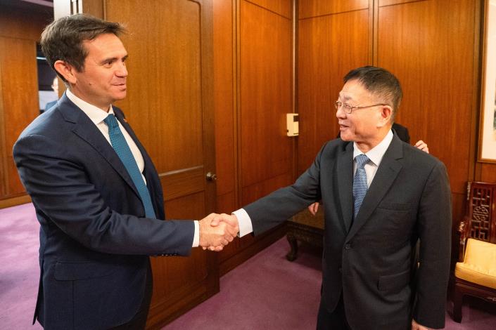 圖說二：外交部常務次長葛葆萱歡迎卡塔內歐（Alessandro Cattaneo）眾議員。