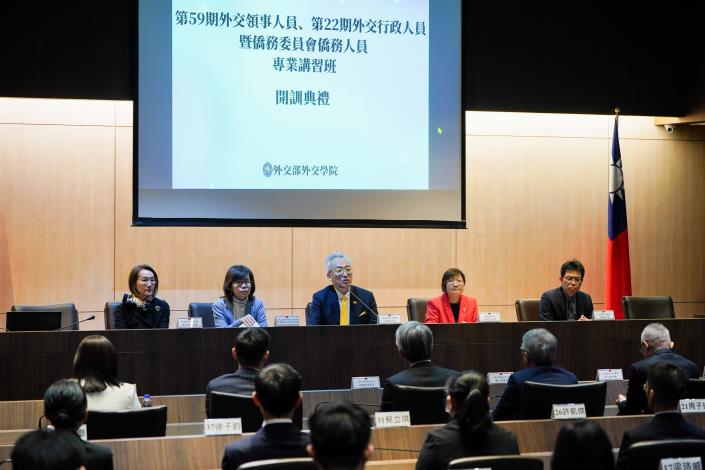 圖說二：外交部政務次長兼外交學院院長吳志中（中）致詞。