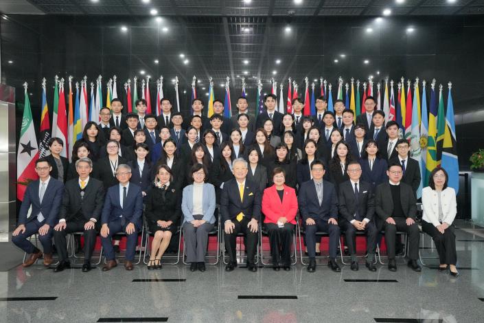 圖說一：外交部政務次長兼外交學院院長吳志中（前排左六）、考試院公務人員保障暨培訓委員會常務副主任委員許秀春（前排左五）及僑務委員會委員長徐佳青（前排右五）與全體參訓人員合影。