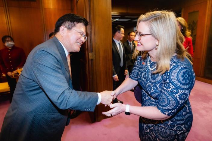 圖說一：外交部長林佳龍向美國亞利桑納州鳳凰城市市長蓋蕾歌（Kate Gallego）握手致意。