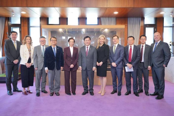 圖說三：外交部長林佳龍與「加拿大聯邦眾議員訪問團」及與宴賓客合影留念。