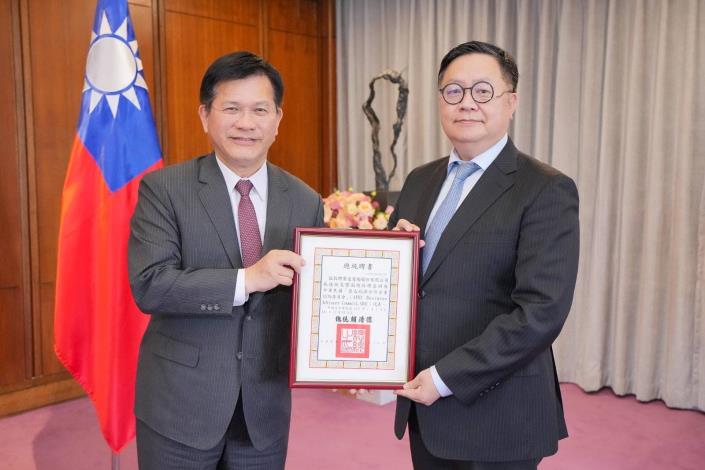 圖說四：外交部長林佳龍頒贈總統聘書予廣達電腦張嘉淵技術長。