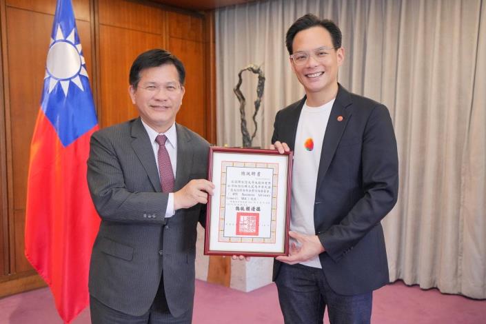 圖說三：外交部長林佳龍頒贈總統聘書予台灣大哥大林之晨總經理。