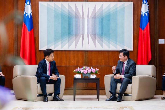 圖說一：外交部長林佳龍（右）與加藤勝信眾議員（左）一行交換意見。