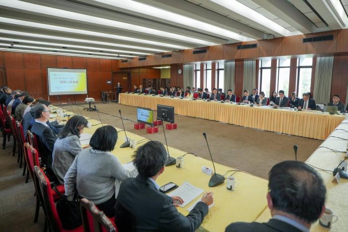 圖說三：各部會代表積極參與討論。