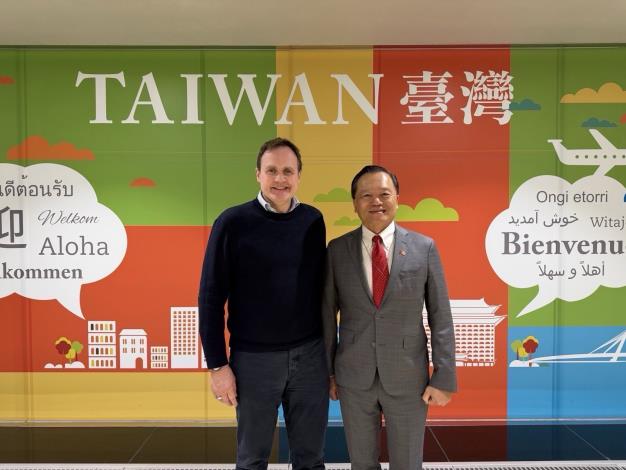 圖說：英國前內政副大臣杜耿涵（Tom Tugendhat）下議員（左）訪台，外交部歐洲司總領事回部辦事林暉程（右）接機致意。