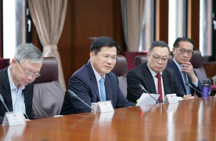 圖說三：首次外交、數發部雙部長會議討論熱烈。