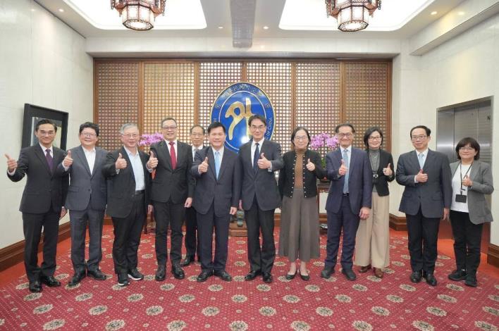 圖說二：外交部長林佳龍、數發部長林宜敬、外交部政務次長陳明祺、數發部政務次長侯宜秀、外交部諮詢委員李漢銘教授等與兩部主管合影。