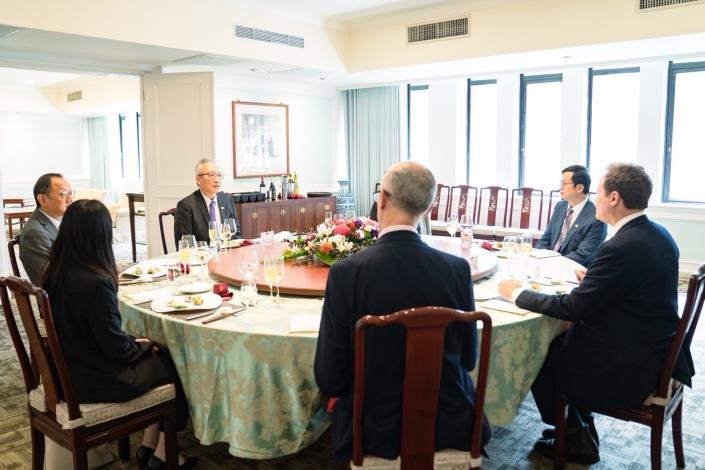 圖說三：外交部政務次長吳志中午宴歡迎英國前內政副大臣杜耿涵（Tom Tugendhat）下議員。